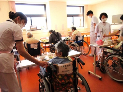 看護スタッフと入院患者が病棟で過ごす様子