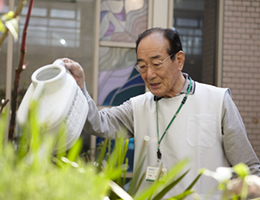 病院の花壇に水やりをするボランティア