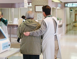 院内で来院者に寄り添い案内するボランティア