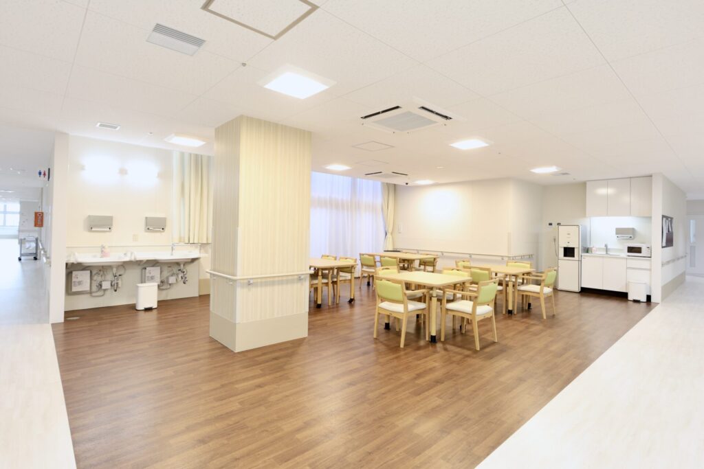 公式入院病棟案内に掲載された人物のいない食堂・談話室