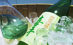 公式「純米酒のすゝめ」に掲載された、酒瓶と酒器