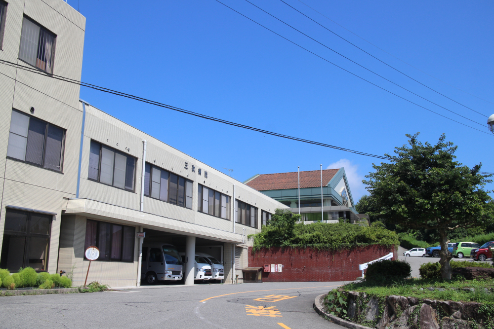 三次病院の建物と車寄せを写した公式写真