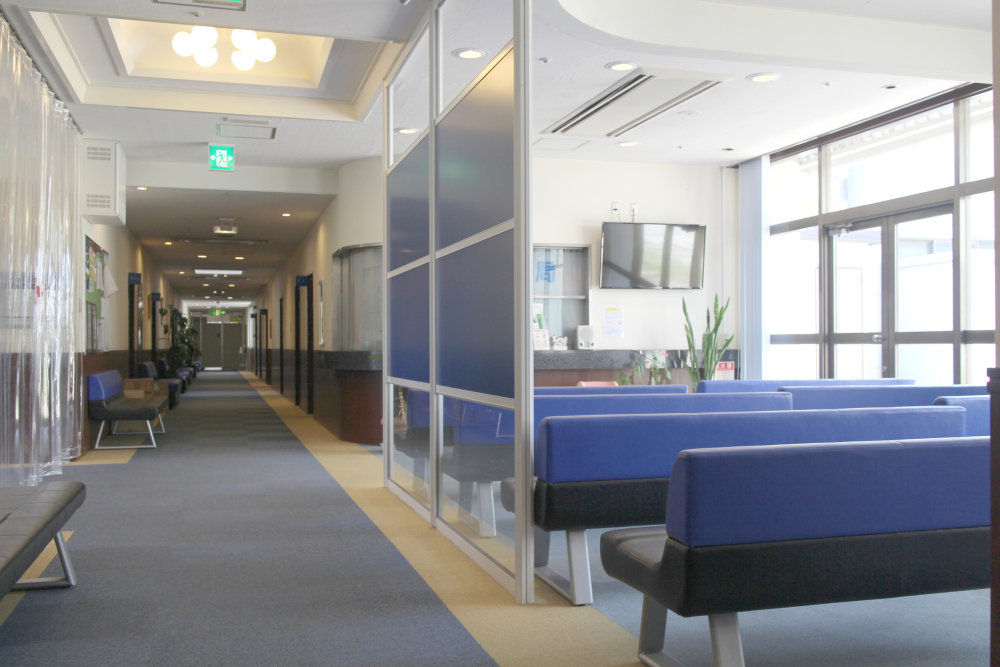 受付に隣接する院内の待合スペースと通路