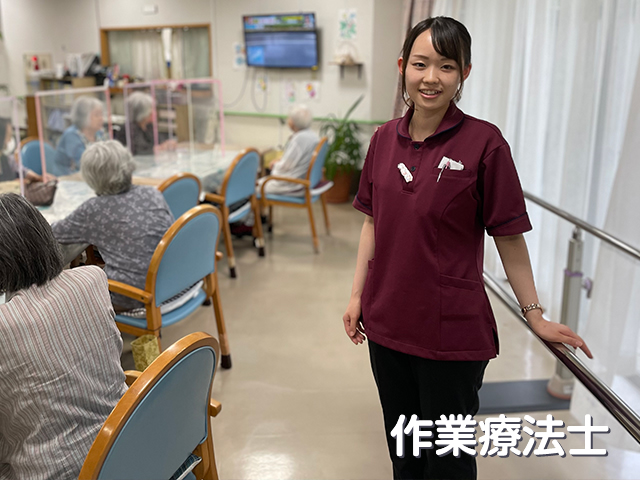 施設内で働く女性作業療法士