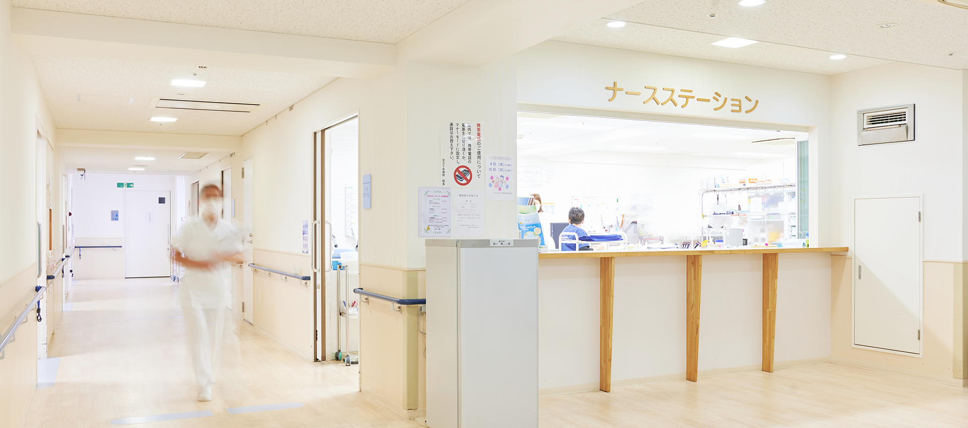 ナースステーションと病棟通路