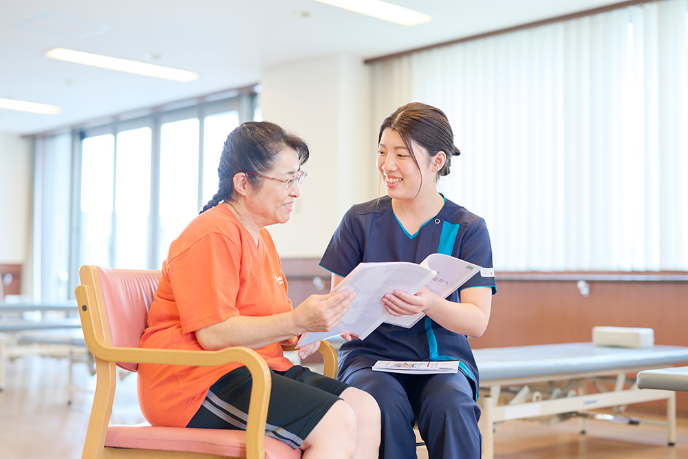 患者とスタッフが向き合うリハビリテーション