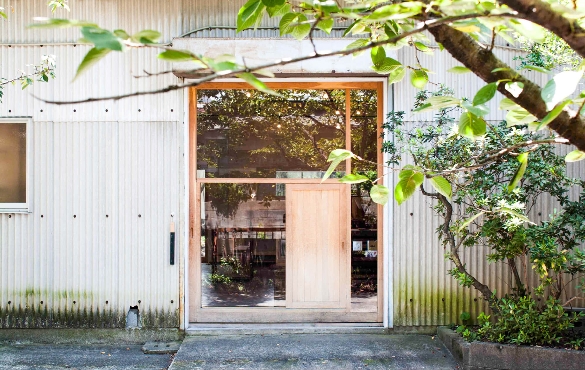 公式ショールームページに掲載された、うきは店の入口と木製扉