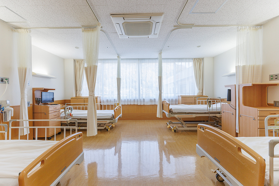 明るい4人部屋の病室