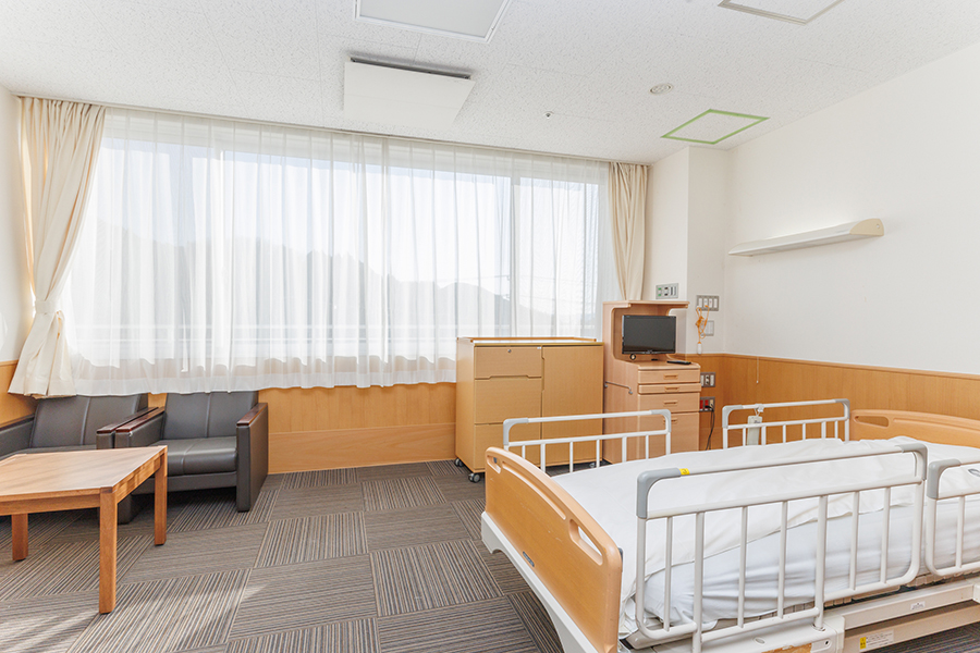 面会用ソファを備えた特別室