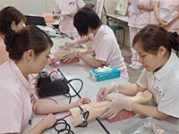 看護職員が研修を行う様子