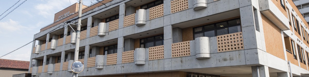 病院名表示のある無人の建物外観