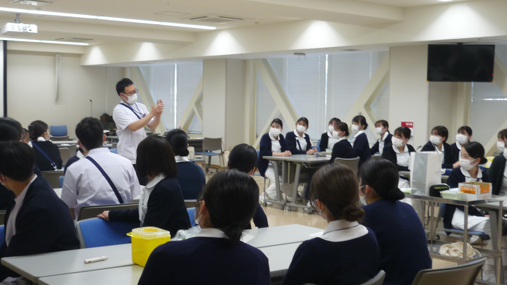 看護職員が講師の説明を受ける研修風景
