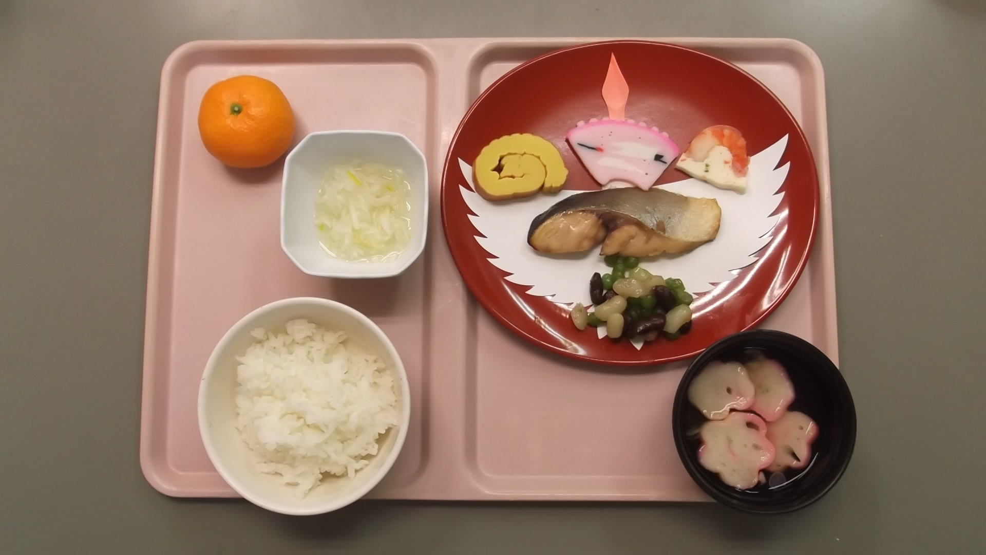 公式栄養科ページに掲載される行事食の配膳例