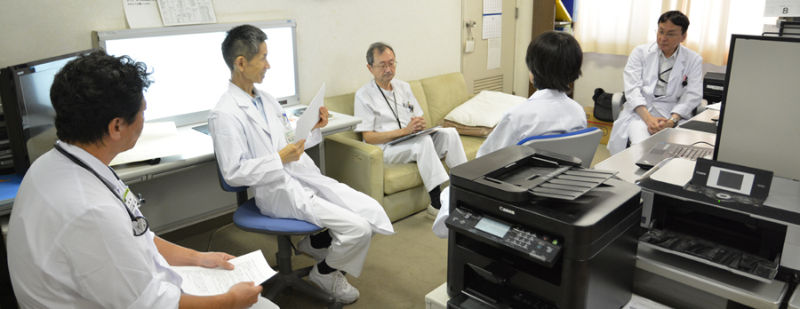 医師が院内で話し合う公式写真