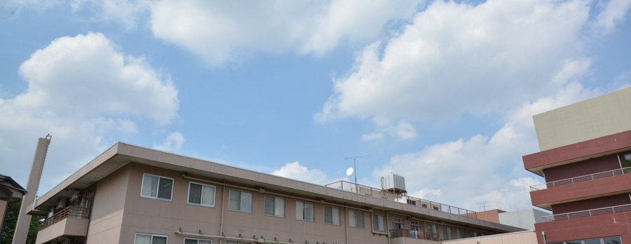 青空の下の病院棟を写した公式写真