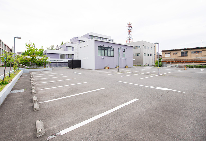 公式トップに掲載された無人の駐車場と病院建物