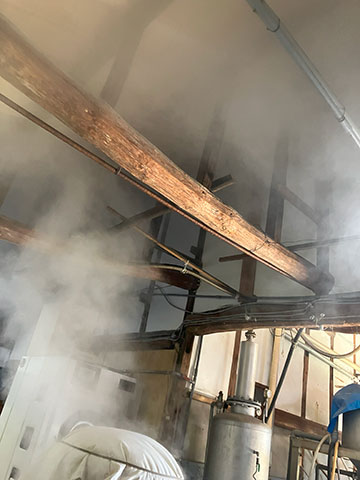 公式酒蔵ページに掲載された蒸気の立つ醸造設備