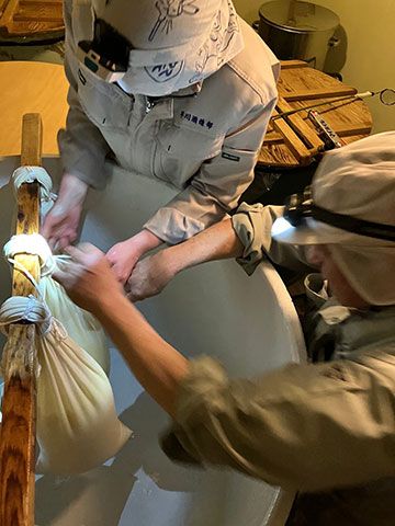 公式酒蔵ページに掲載された酒袋を扱う工程