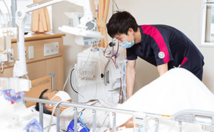 病室でケアを行う看護師
