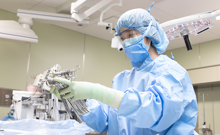 手術室で医療機器を準備する看護師