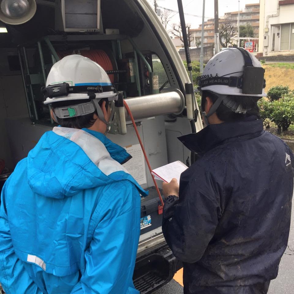 TVカメラ調査を行う検査測定車と作業員