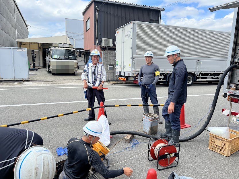 管更生工事の施工状況（マンホールからの非開削施工）