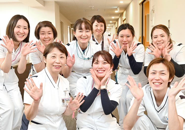 病棟で働く東京曳舟病院の看護スタッフ