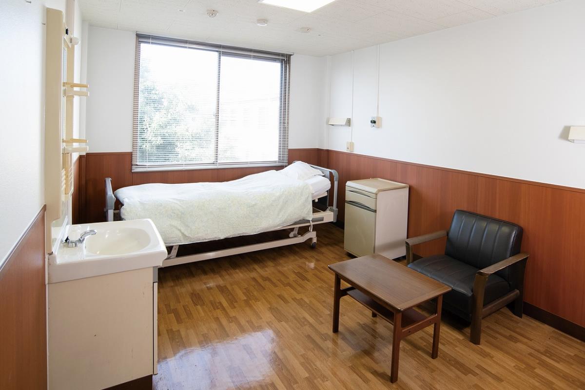 公式施設案内に掲載される、窓と洗面台を備えた個室
