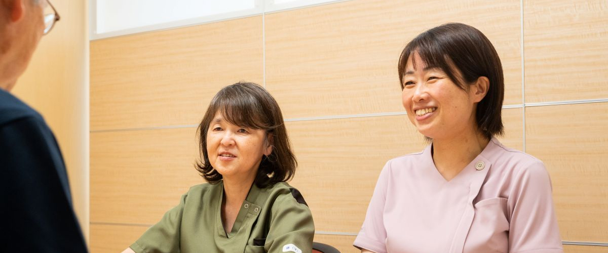 医療福祉相談室で相談に応じる職員