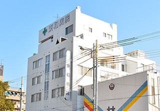 道路側から見た東和病院の建物