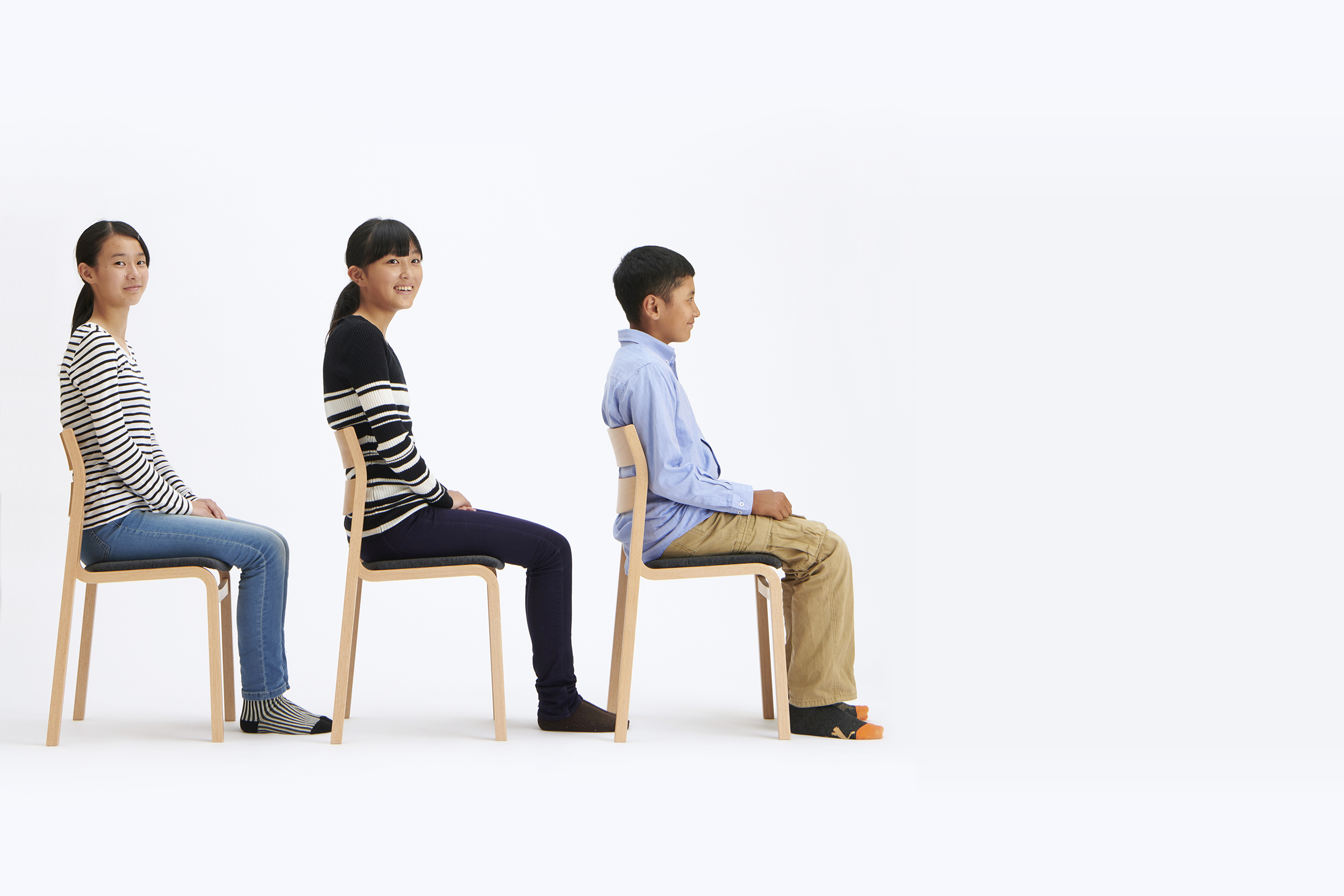 公式マナビノイスページの、姿勢を支える椅子に座る子どもたち