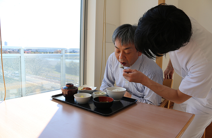 スタッフが利用者の食事を支える場面