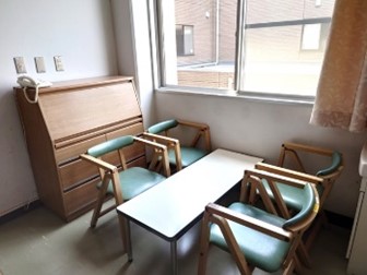 公式介護医療院ページに掲載された椅子とテーブルのある談話空間