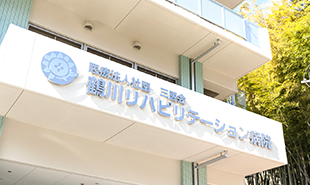 公式アクセスページに掲載された病院名表示のある入口