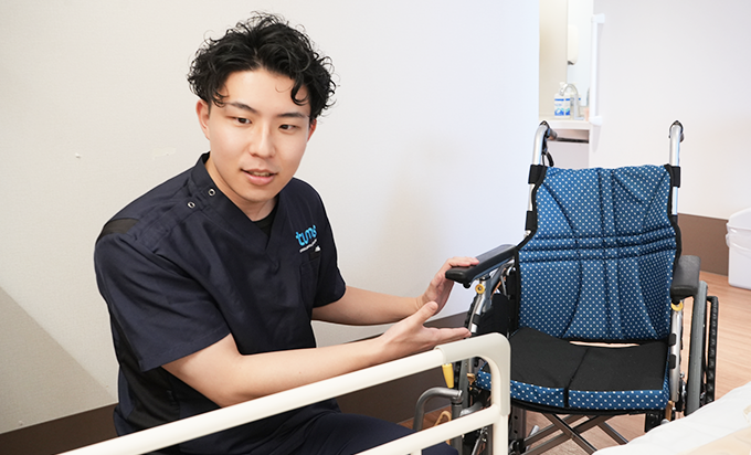 車椅子を用意するリハビリスタッフ