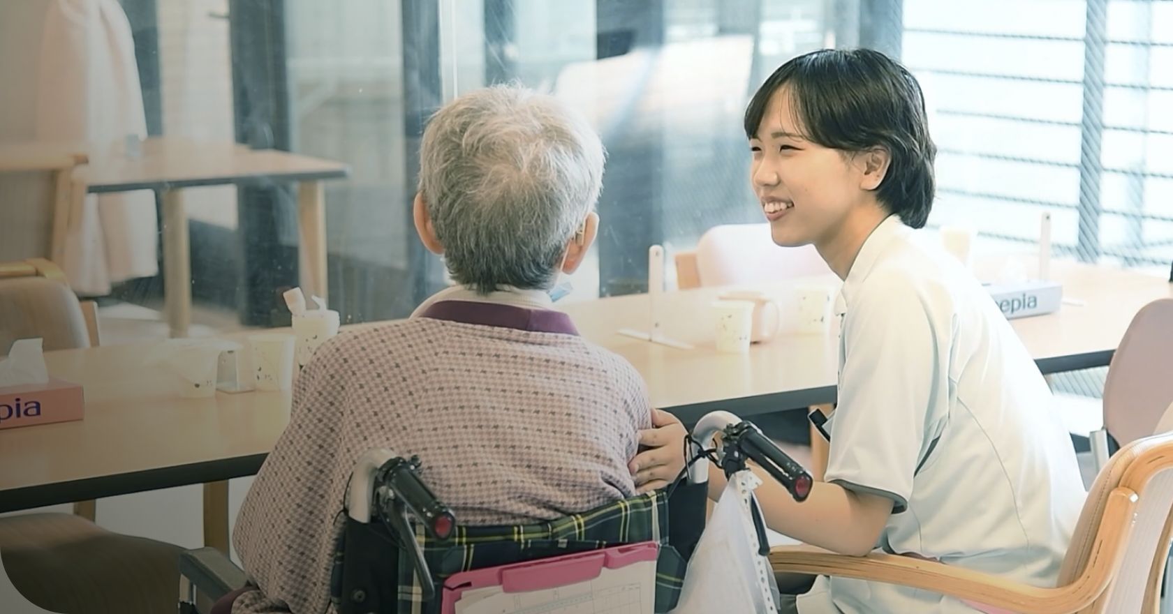 公式トップに掲載される院内でのケアの様子
