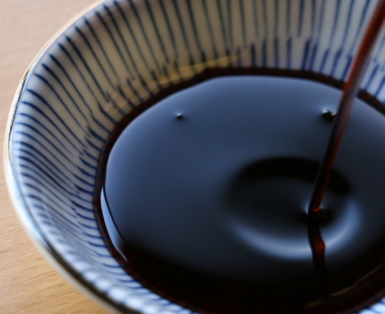 器に注ぐ醤油