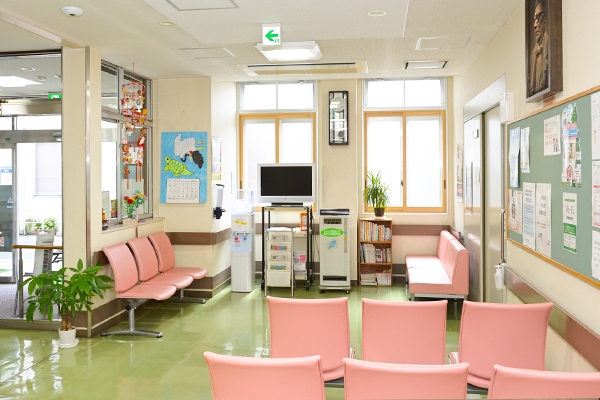 公式外来案内に掲載された無人の待合空間
