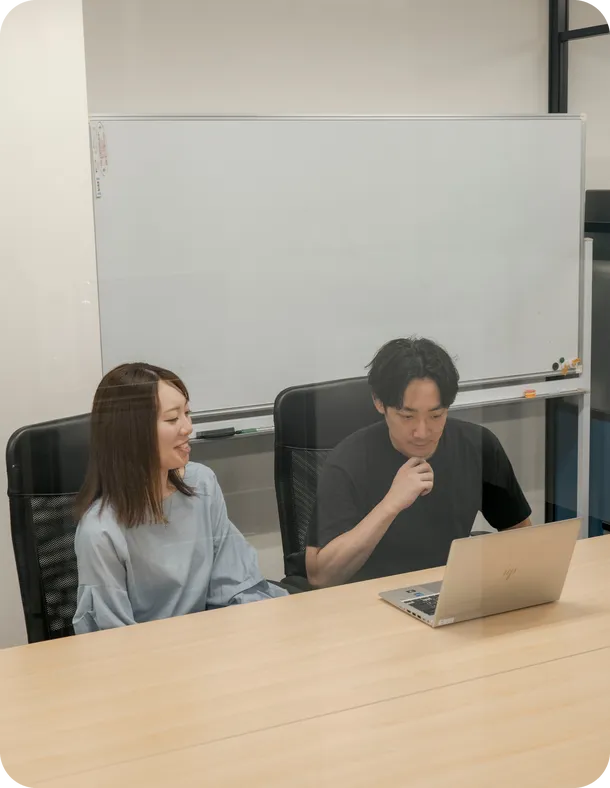 打ち合わせを行いながら業務内容を確認する社員