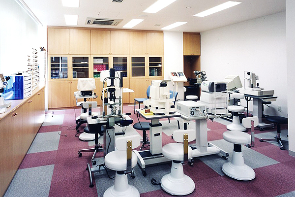 公式施設案内に掲載される眼科検査機器を備えた視機能検査室