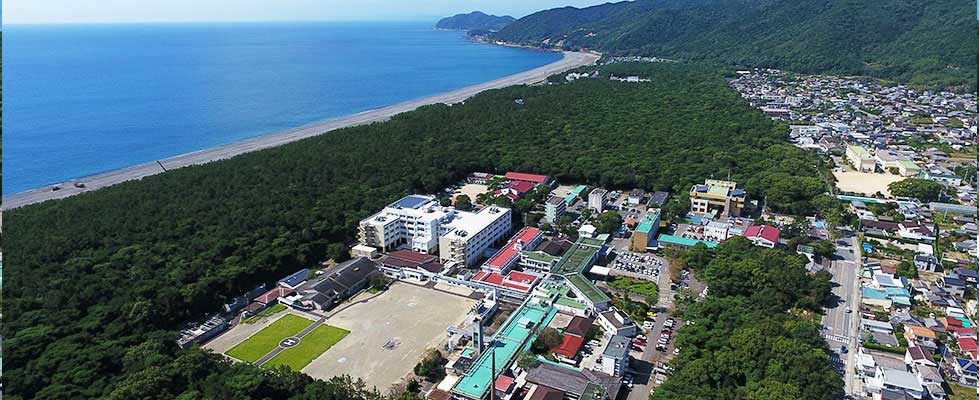 海岸と周辺地域に隣接する病院敷地を上空から捉えた写真