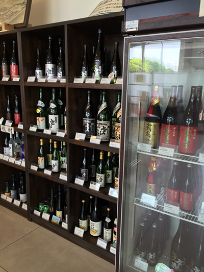 公式アクセスに掲載された直営店舗の日本酒商品棚