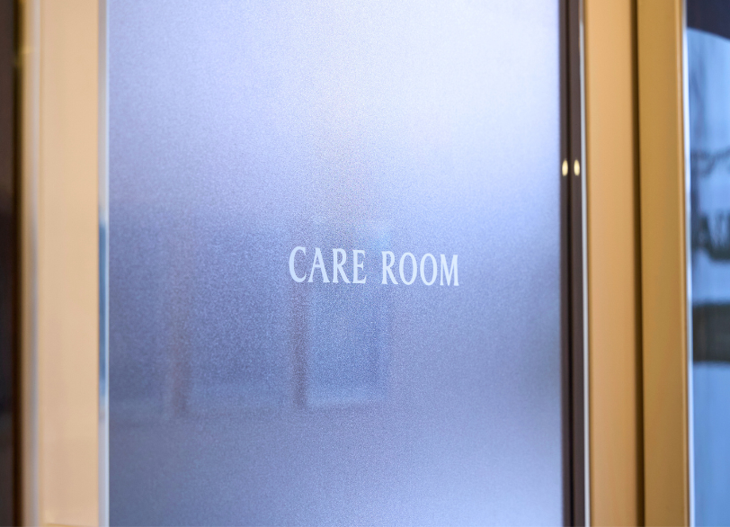 公式トップに掲載されたCARE ROOMと表示された院内入口