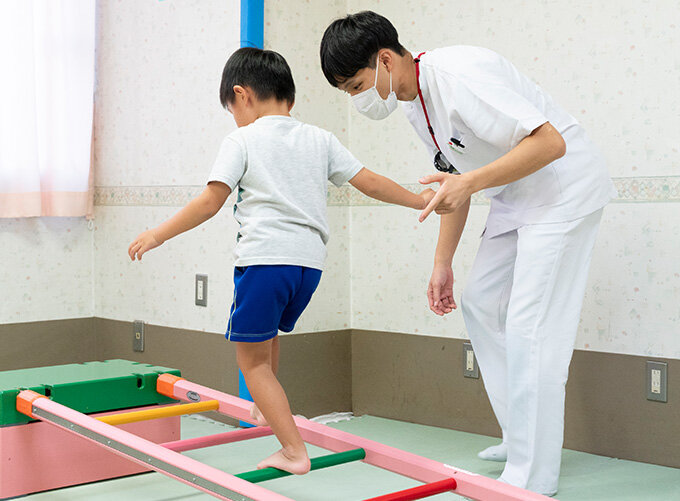 公式の当院の強みページ掲載の小児リハビリテーションの場面