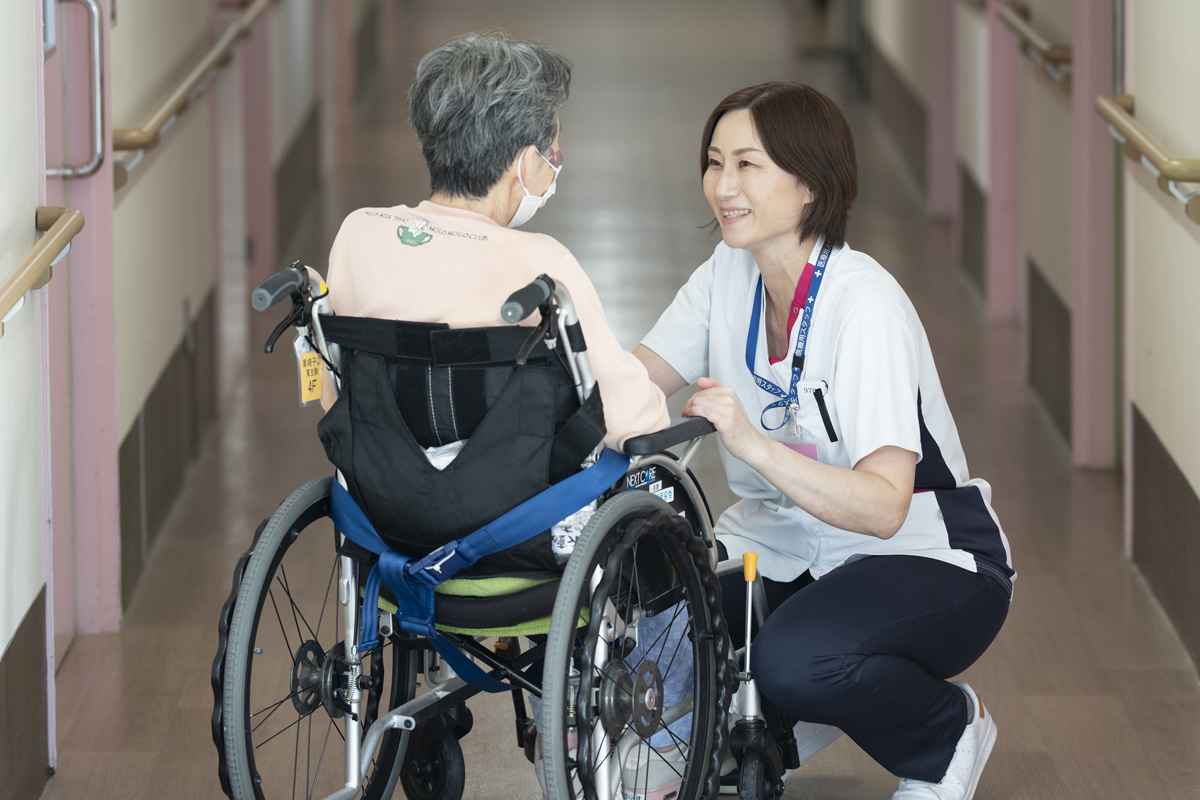 公式トップ掲載の車椅子利用者に寄り添う看護職員