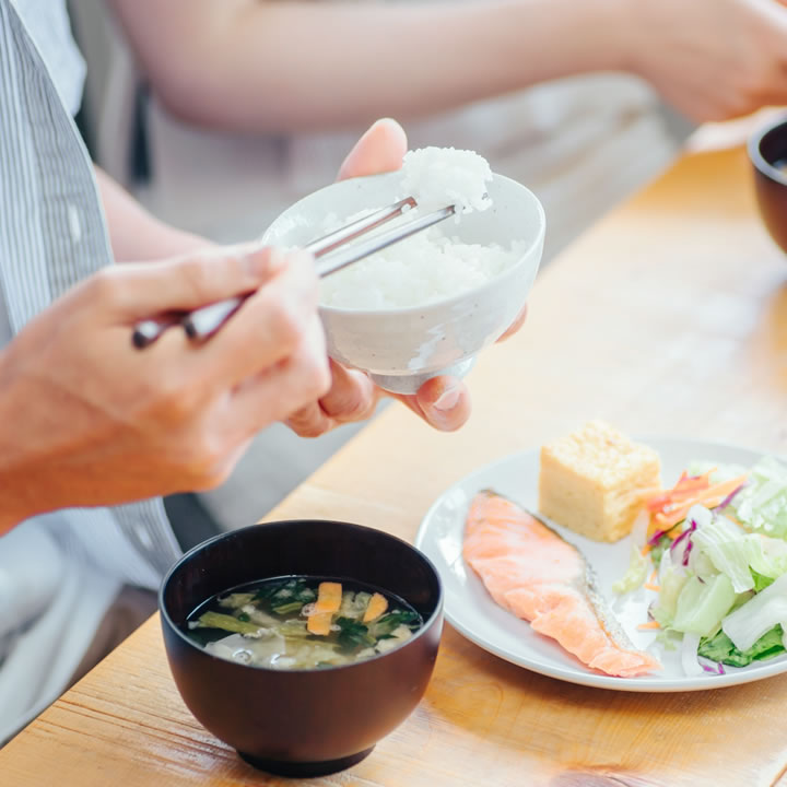 ご飯と汁物が並ぶ、ふだんの食卓