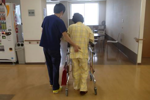 理学療法士が支える歩行練習