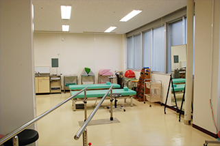 公式診療案内に掲載された無人の機能訓練室