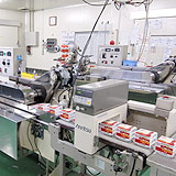 公式工場見学に掲載された納豆パックの包装ライン