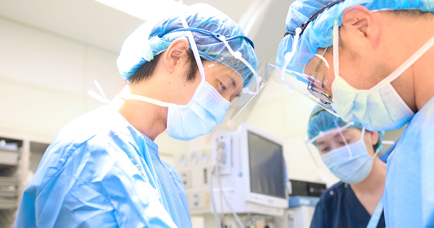 手術室で処置にあたる医療スタッフ